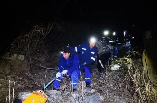 北京一男子爬野山大腿骨摔骨折 救援队员都惊了