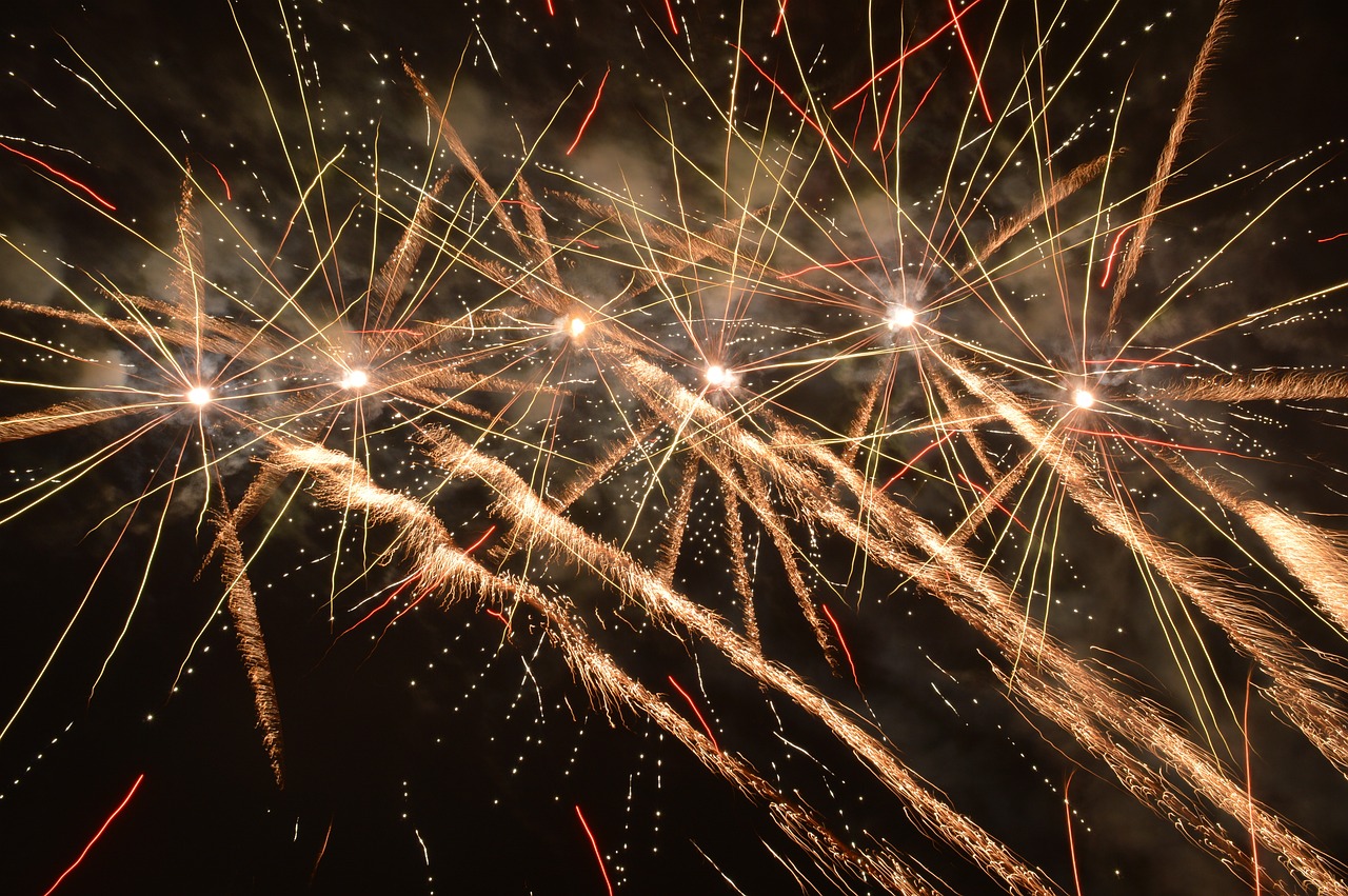 多地明确春节可燃放烟花爆竹 限时有序庆祝新年